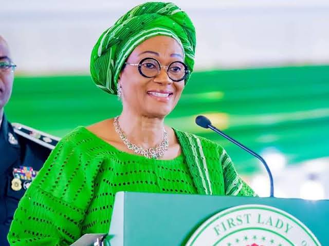 Featured image for Remi Tinubu donates buses to APC women leaders in Abia, Anambra, other states