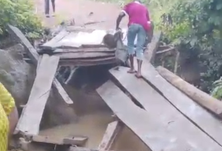 Featured image for Flood sinks the only bridge connecting the people of Okomigbo community in Aninri