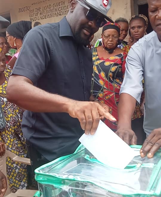 Featured image for Enugu LG Elections: Sen Osita Ngwu casts his vote at Ngwo Asaa